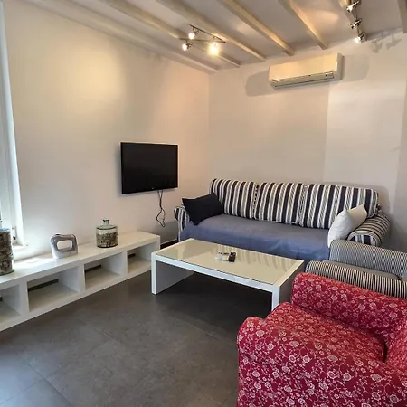 Semesterbostad House Hlad *